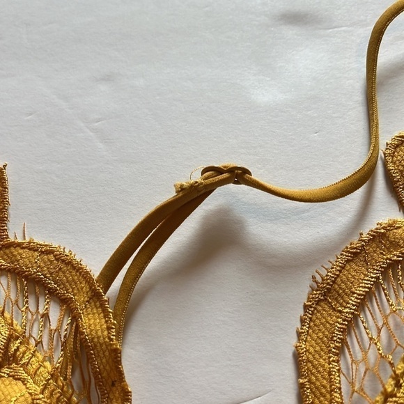 Set of two , lace bralettes with adjustable straps, size extra-large. - Picture 7 of 16